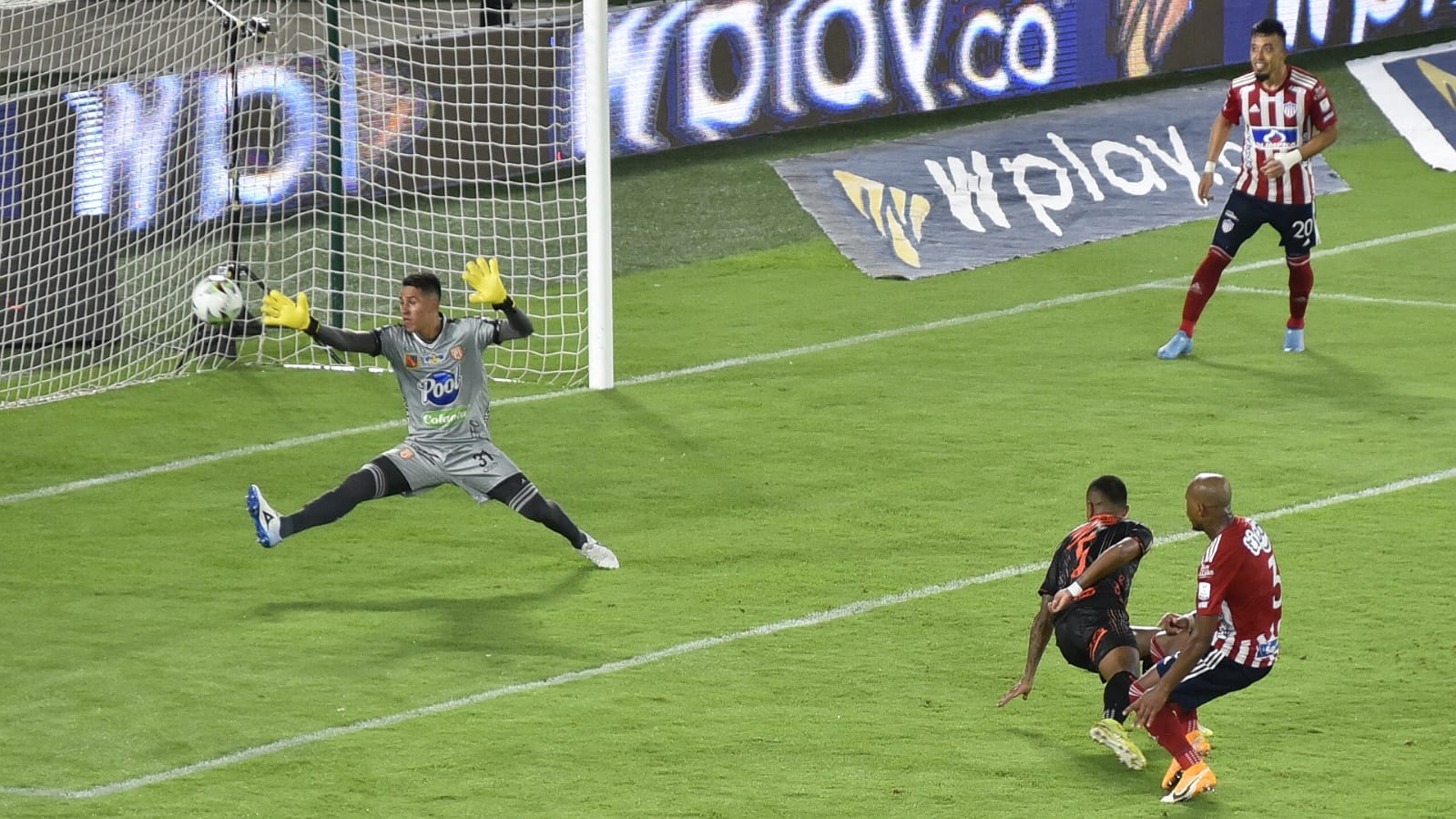 Remate de Edwin Velasco para el 3-0.