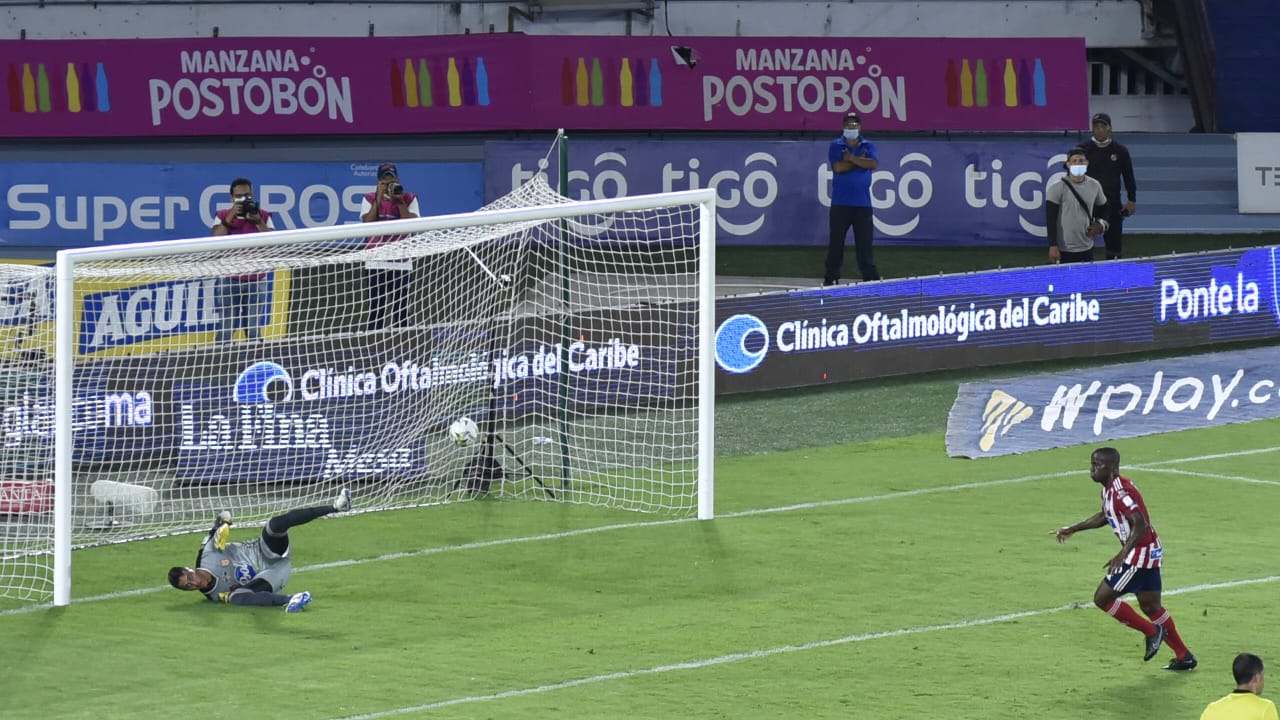 Carmelo Vakencia anotando de tiro penal el 4-0.