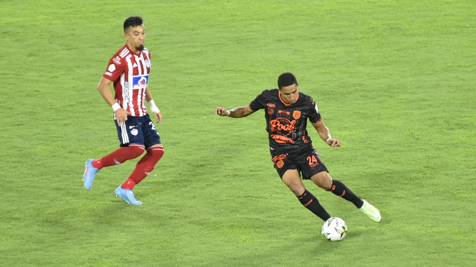 Fernando Uribe disputando el balón con Yilmar Celedón.