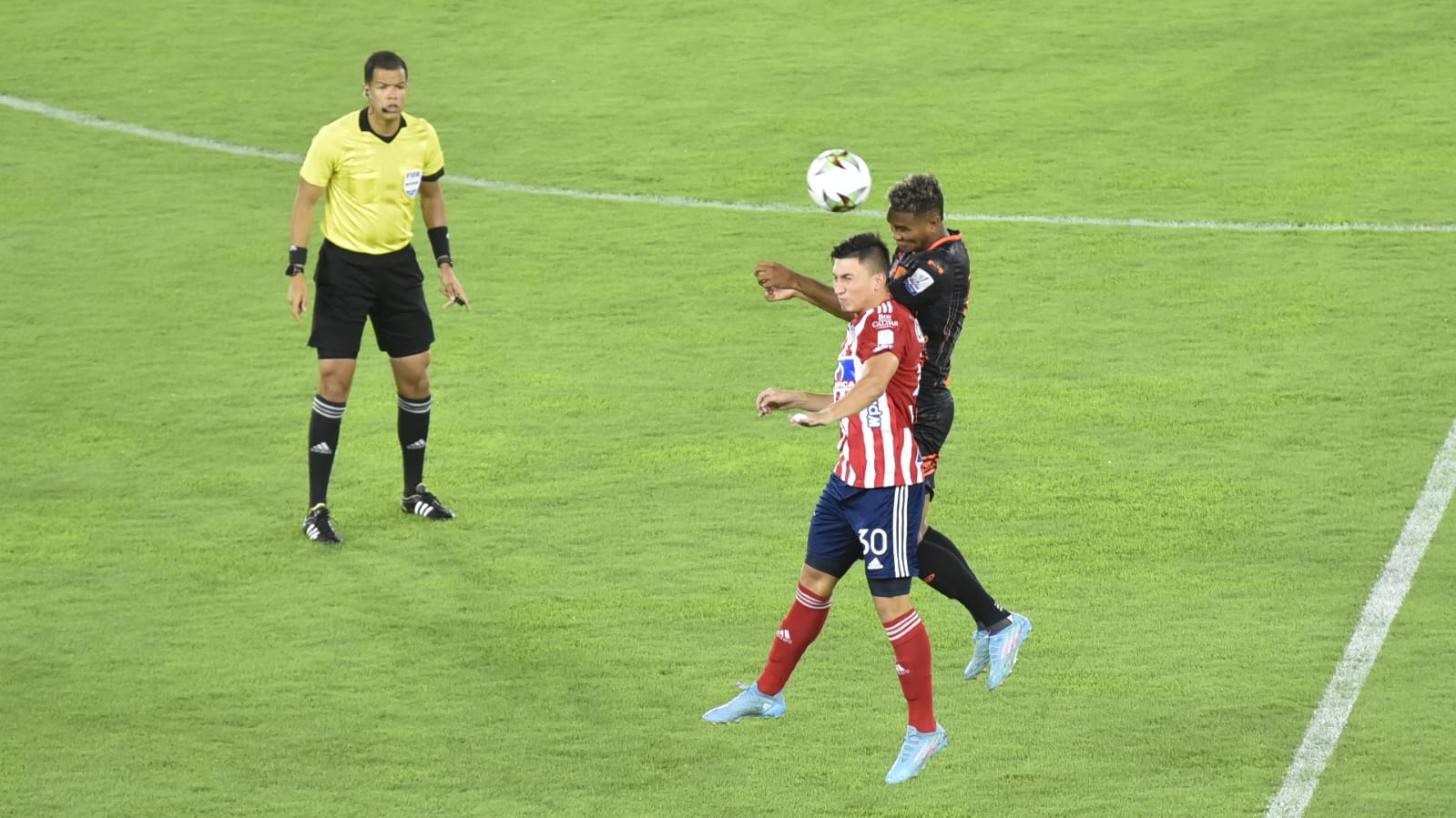 Fabián Ángel  en jugada aérea.