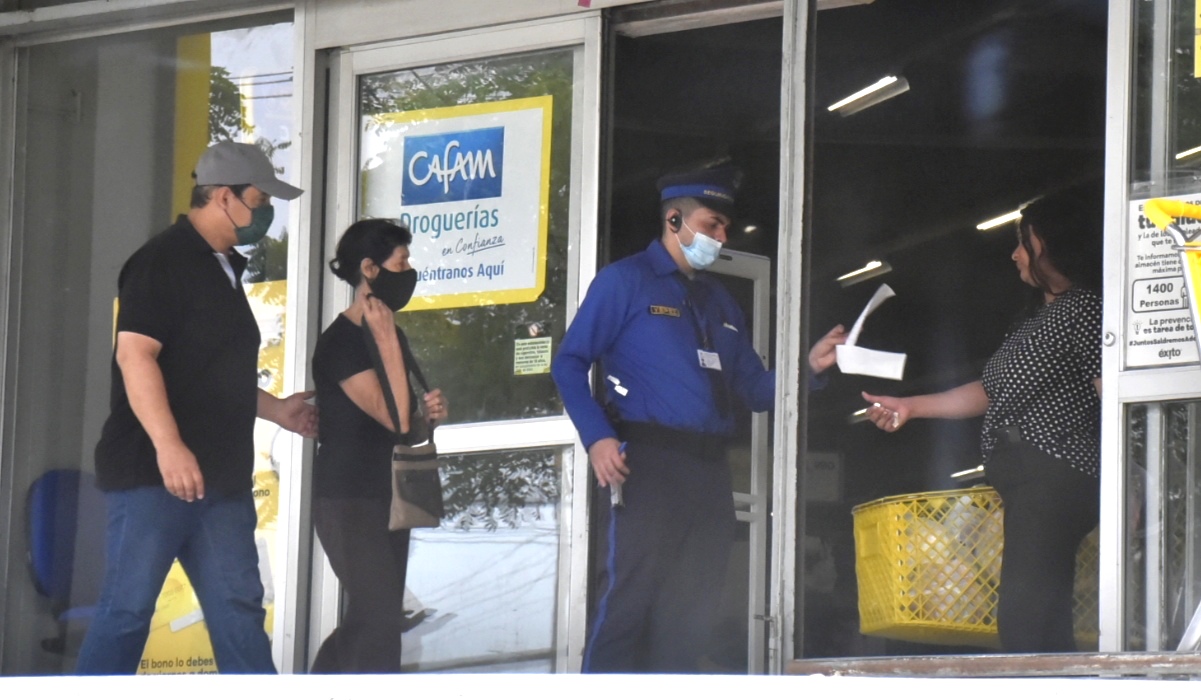 Barranquilleros con tapabocas en un establecimiento comercial.