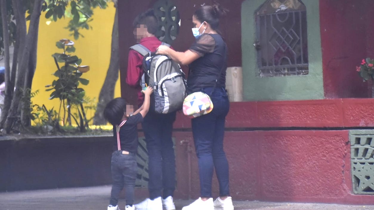 Los barranquilleros acogiendo con respeto el uso del tapabocas.