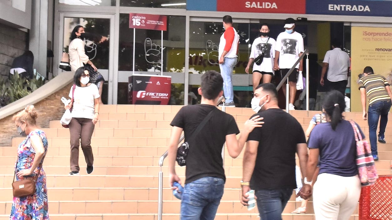 Ingresando a los centros comerciales.