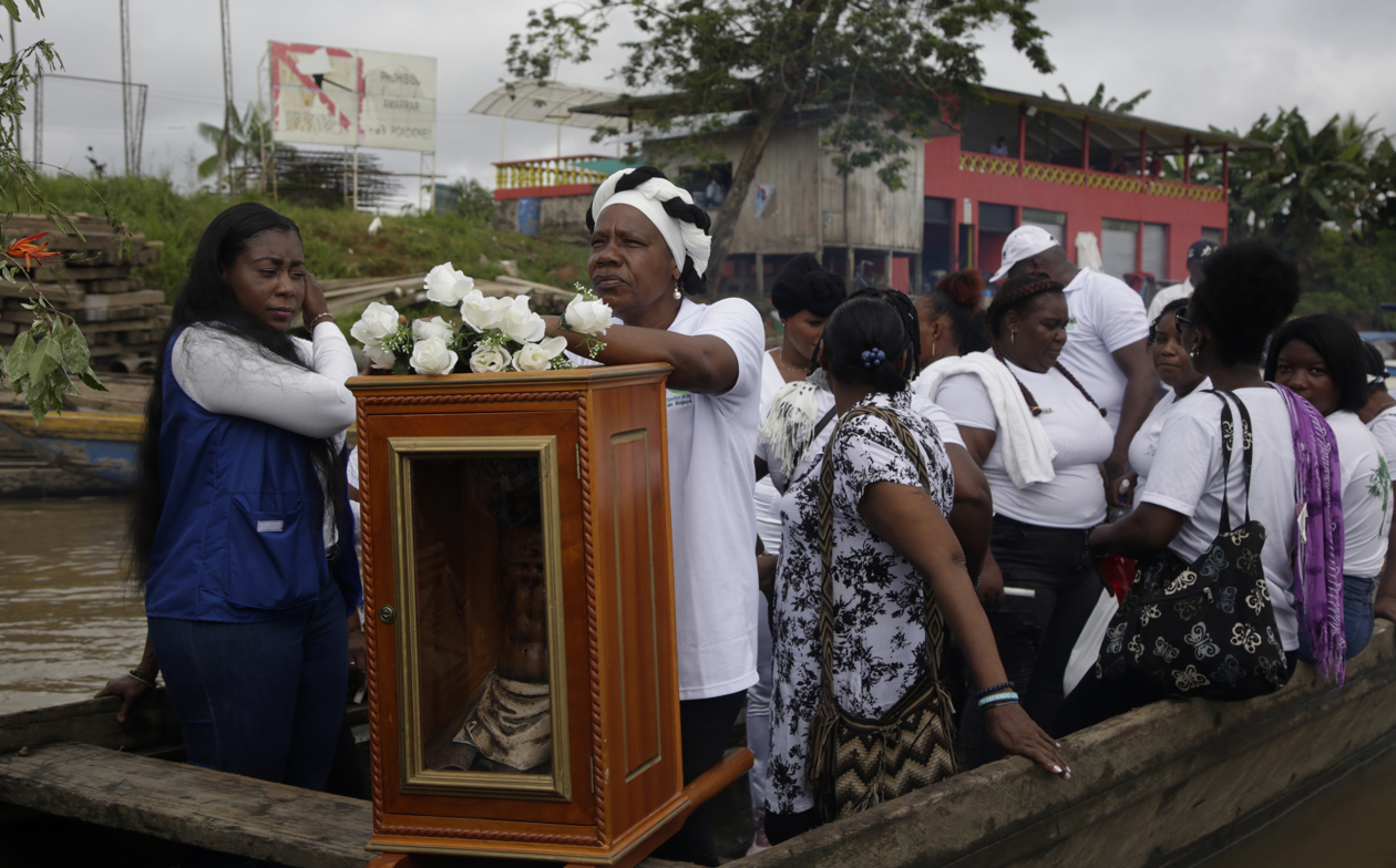 Habitantes de Bojayá, participan en una peregrinación para conmemorar los 20 años desde una de las peores y mas cruentas masacres en la historia del conflicto armado de Colombia. 