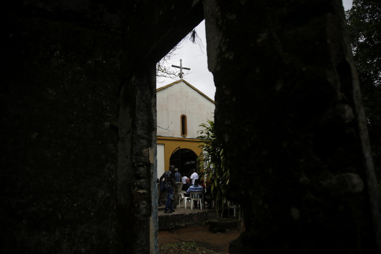 Con una peregrinación hacia el pueblo donde hace 20 años cerca de un centenar de personas fueron asesinadas en la masacre de Bojayá comenzó este lunes la conmemoración de esa matanza, una de las peores del conflicto armado colombiano y una tragedia que no termina.