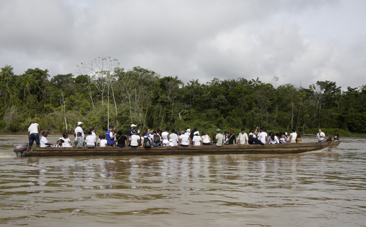 En la procesión de hoy, los habitantes de Bojayá, vestidos de blanco en su mayoría, pedían paz para su pueblo y más atención del Estado a sus necesidades.
