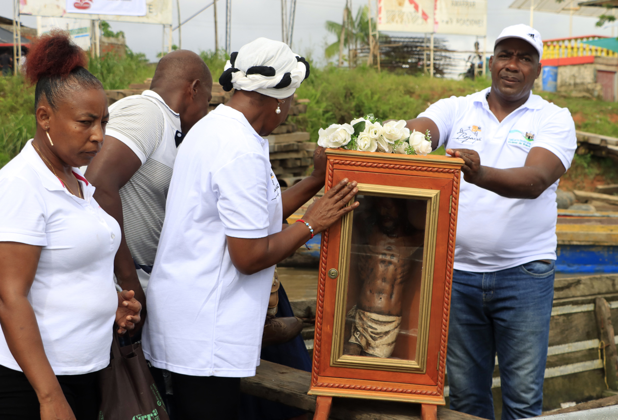 Para conmemorar esa tragedia, la procesión partió hoy de Bellavista Nuevo, el pueblo que se construyó a orillas del río Atrato como cabecera municipal de Bojayá después de la matanza.