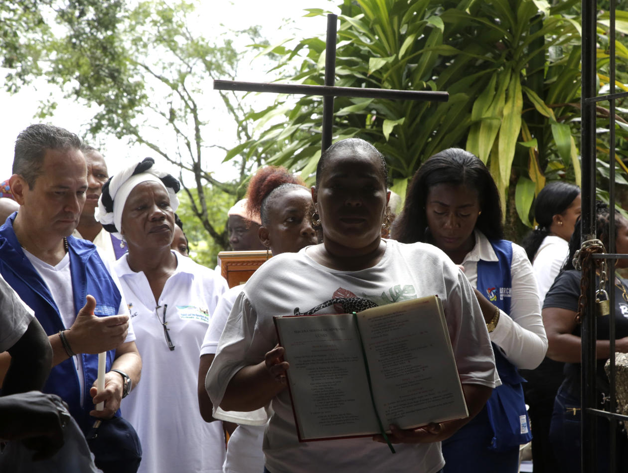 Con una peregrinación hacia el pueblo donde hace 20 años cerca de un centenar de personas fueron asesinadas en la masacre de Bojayá comenzó este lunes la conmemoración de esa matanza, una de las peores del conflicto armado colombiano y una tragedia que no termina.