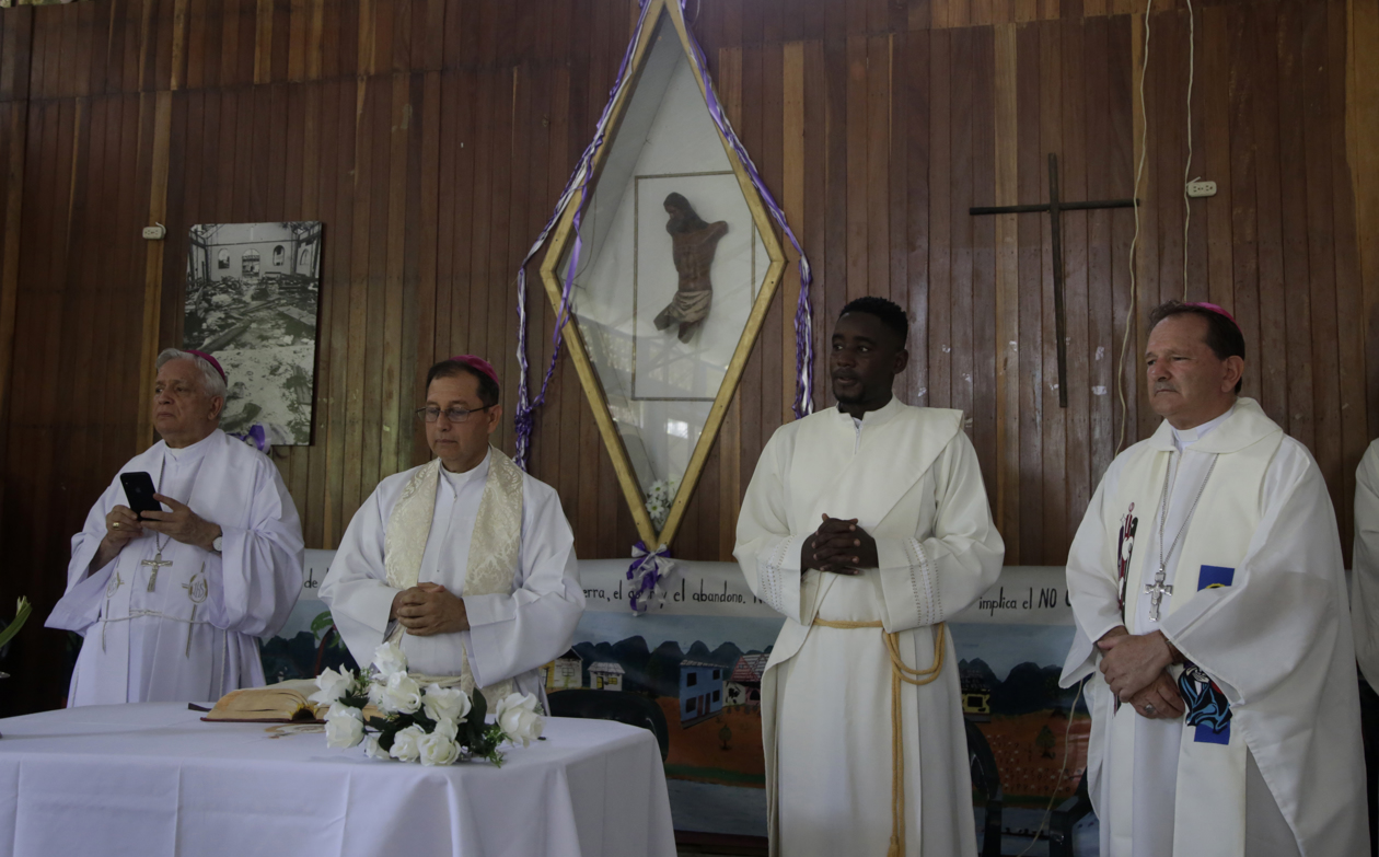 Una vez la procesión llegó al antiguo pueblo, el arzobispo de Cali, Darío de Jesús Monsalve, ofició una misa.