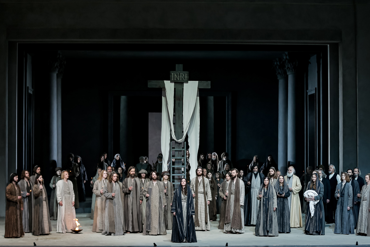Según la historia de la obra, a mediados del siglo XVIII, espectadores de toda Alemania llegaban a Oberammergau atraídos por el gran poder y la atmósfera de la obra.  