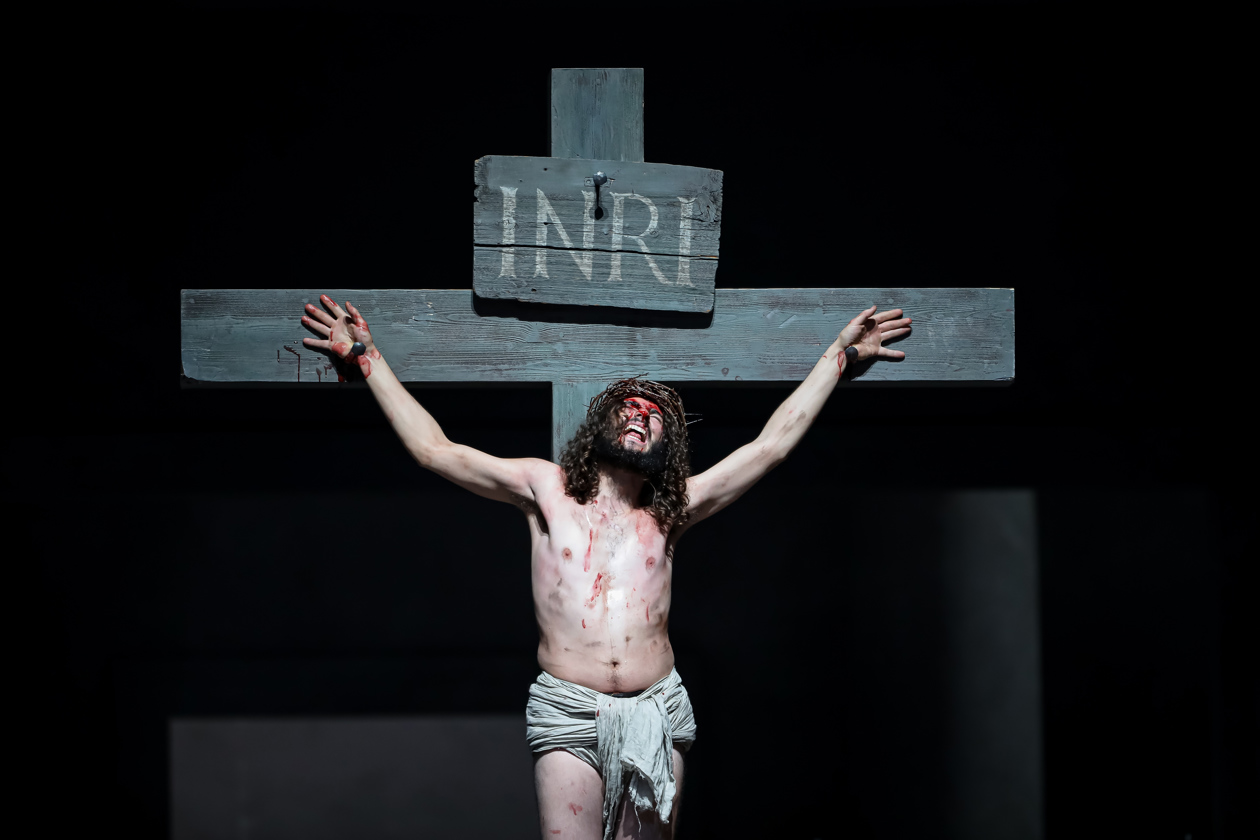 La Obra de la Pasión comienza con la Entrada en Jerusalén y cuenta la Pasión desde la Cena del Señor hasta la Crucifixión y termina con la Resurrección.