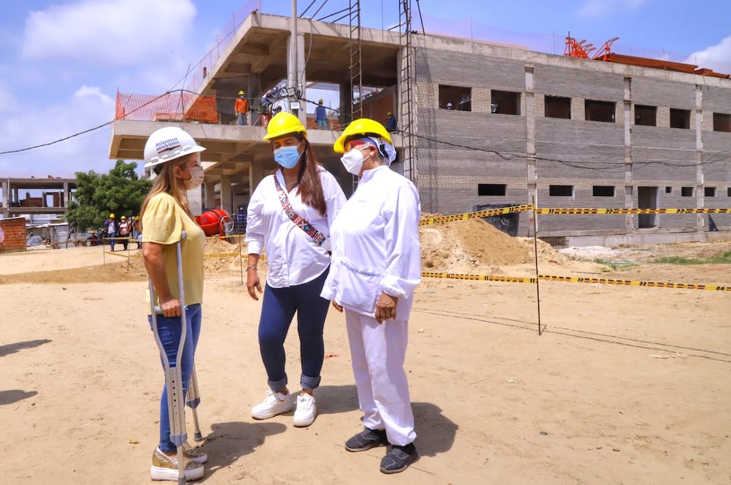 Trabajadoras de la salud con la Gobernadora Elsa Noguera.