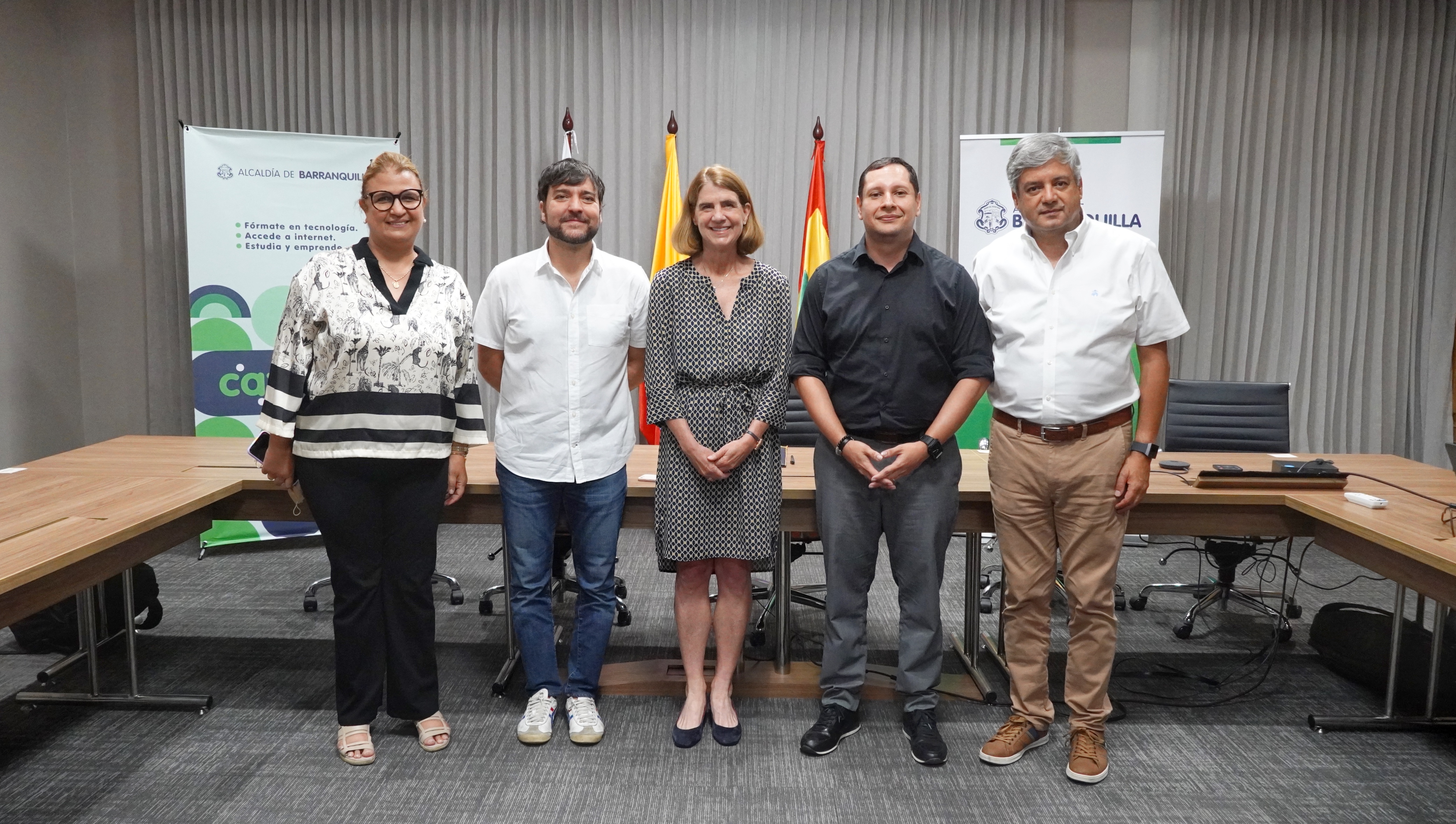 La secretaria de Educación, Bibiana Rincón; el alcade de Barranquilla, Jaime Pumarejo; Abby Daniell, gerente para Latam, Canadá y Caribe de Amazon WS; el gerente TIC Jaime Criales y Jorge Silva Luján, Country Manager AWS.