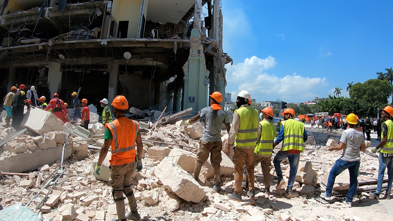 Una fuerte explosión de origen desconocido afectó este viernes gravemente al hotel Saratoga de La Habana.