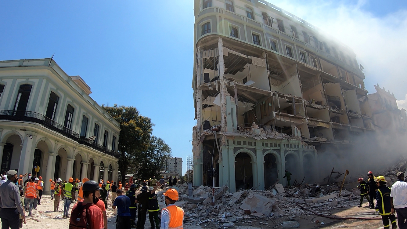 Equipos de emergencia, bomberos y militares se desplazaron al lugar de los hechos. Muchos curiosos se congregaron asimismo en los alrededores del edificio.