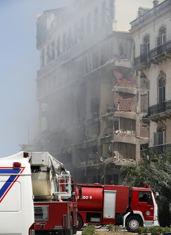 Equipos de emergencia, bomberos y militares se desplazaron al lugar de los hechos. Muchos curiosos se congregaron asimismo en los alrededores del edificio.