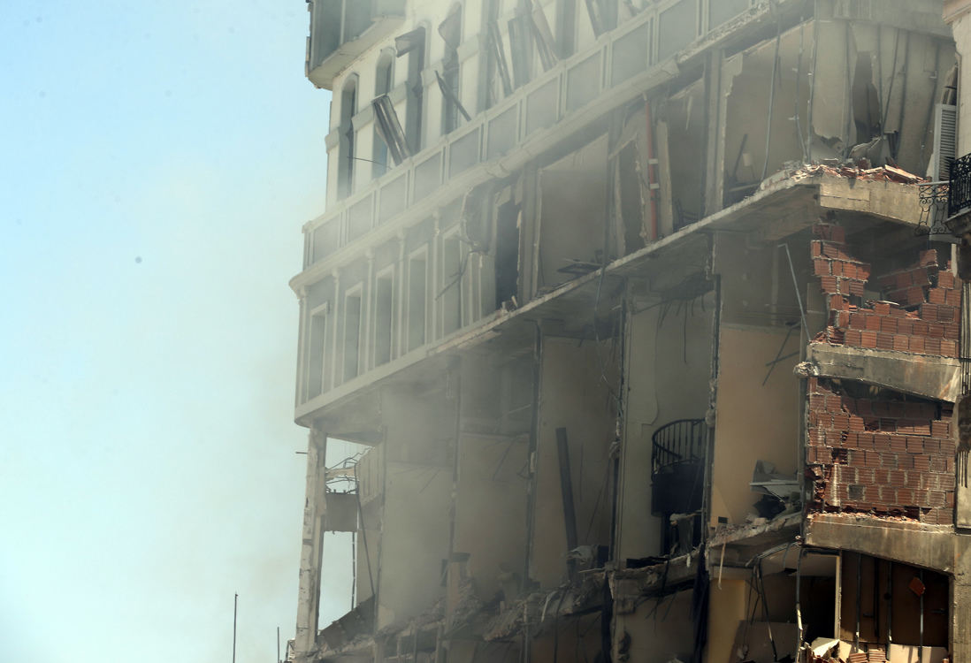 El bajo, la primera y segunda plantas del edificio -de seis pisos- quedaron gravemente afectados por la explosión, que echó abajo la fachada, provocando una lluvia de cascotes sobre la calle. La montaña de escombros en la acera supera la altura de una persona.