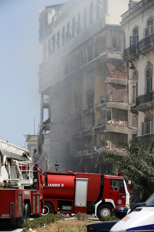 Bomberos trabajaron en el rescate de heridos.