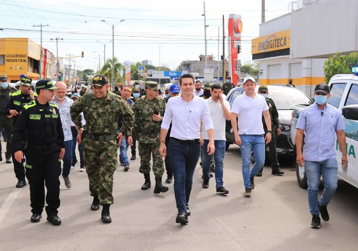 Alcaldía de Montería Alcalde de Montería, Carlos Ordosgoitia, con autoridades se desplazan por una vía de la capital cordobesa.