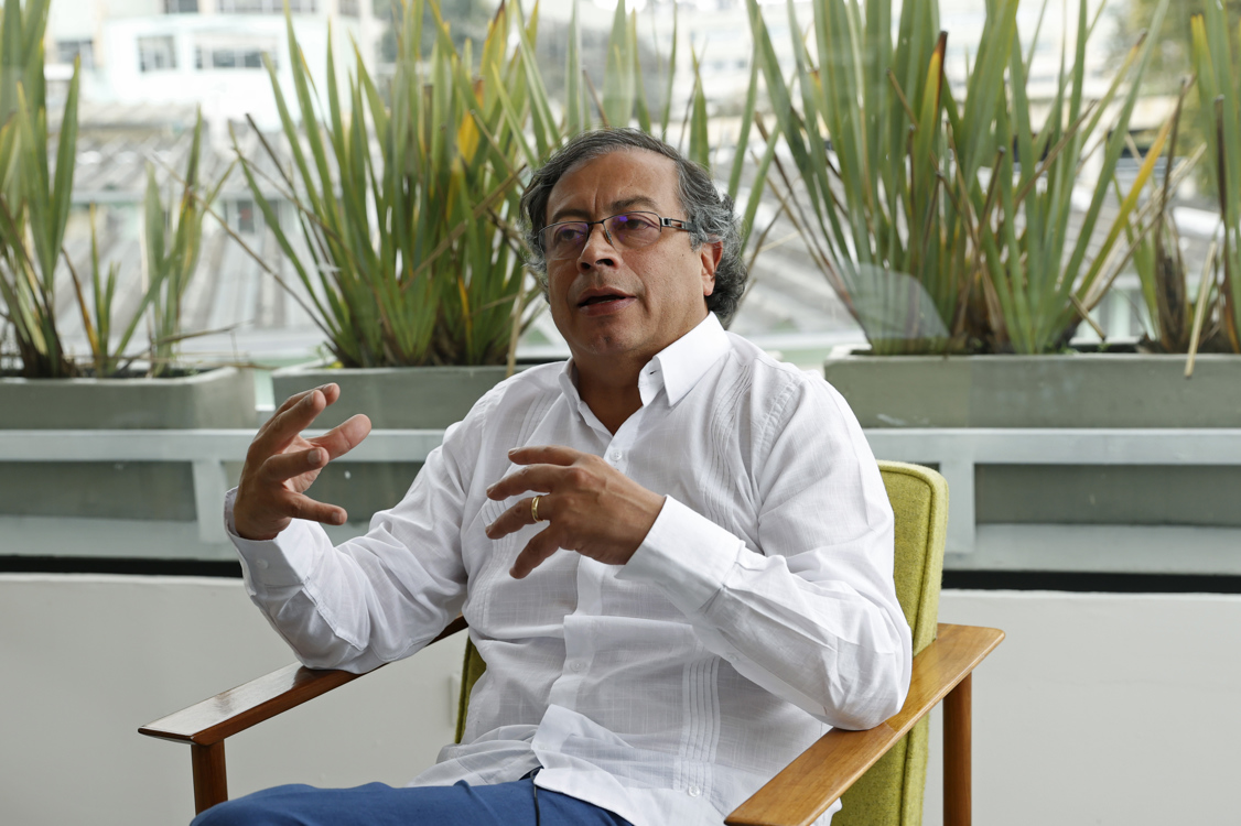   El candidato presidencial colombiano, Gustavo Petro, habla en entrevista con Efe. 