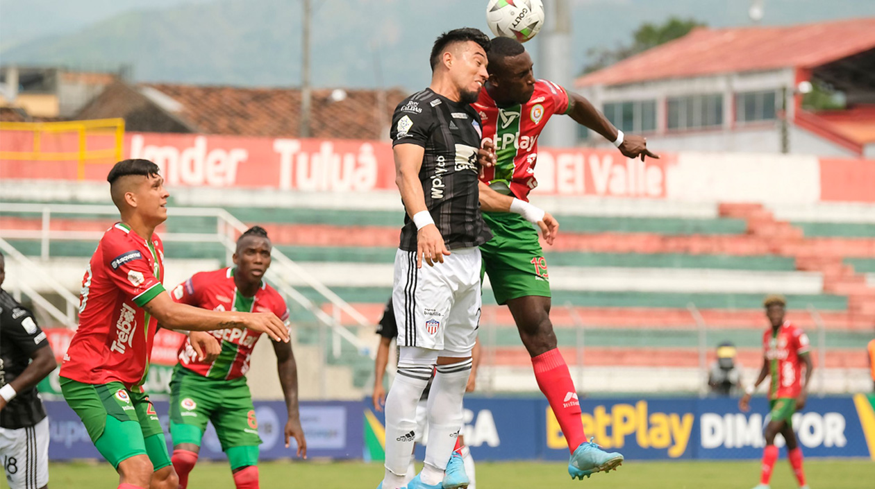 Fernando Uribe disputando el balón con Edwin Laszo.