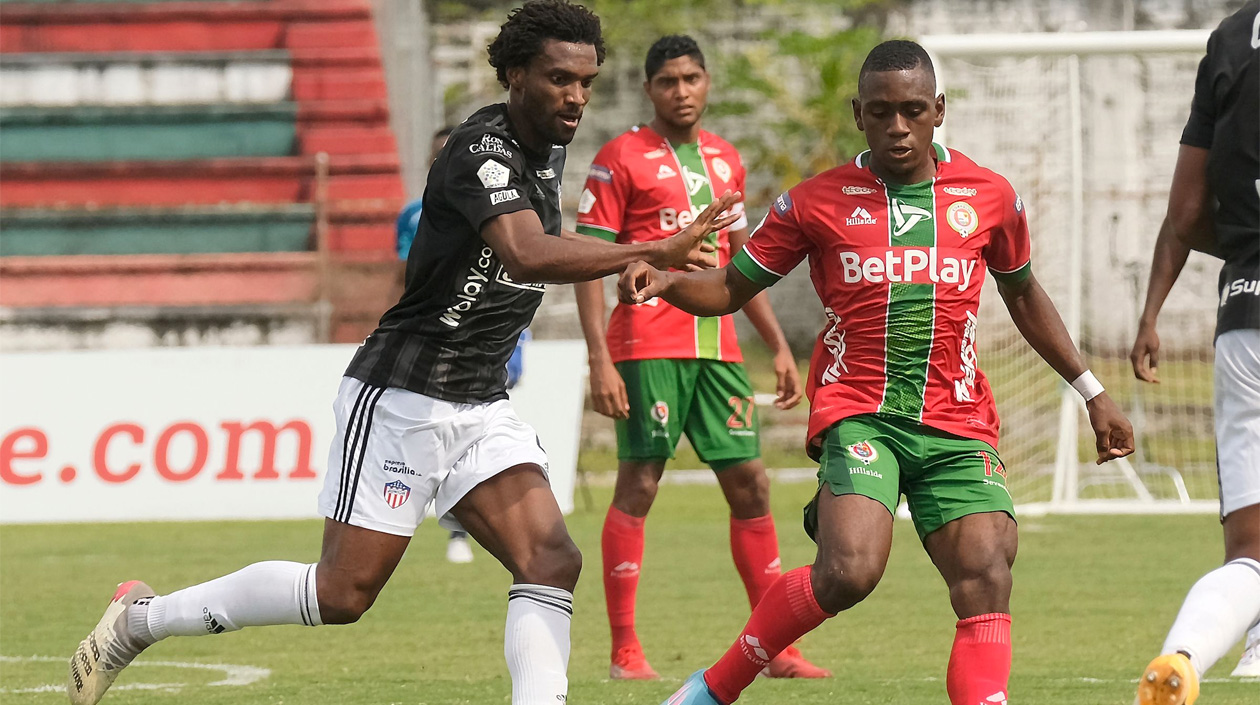 Didier Moreno enfrentando la marca de Alexis Castillo.
