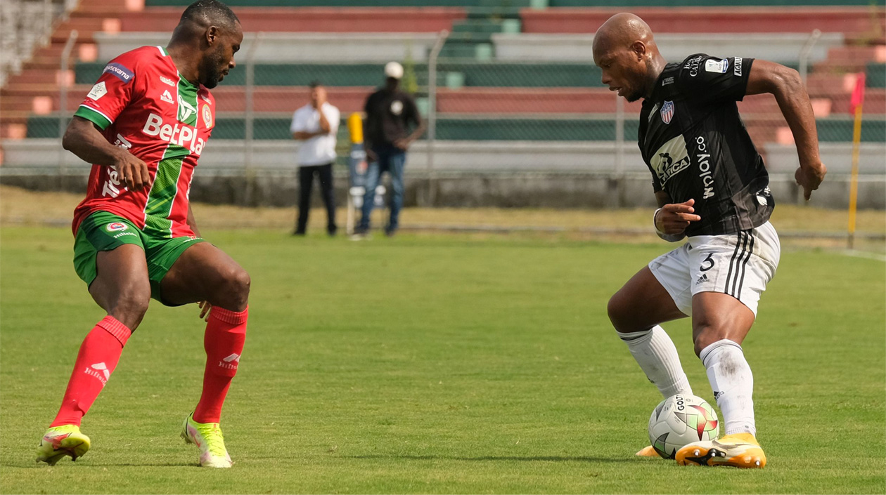 Edwin Velasco controlando una llegada rival.
