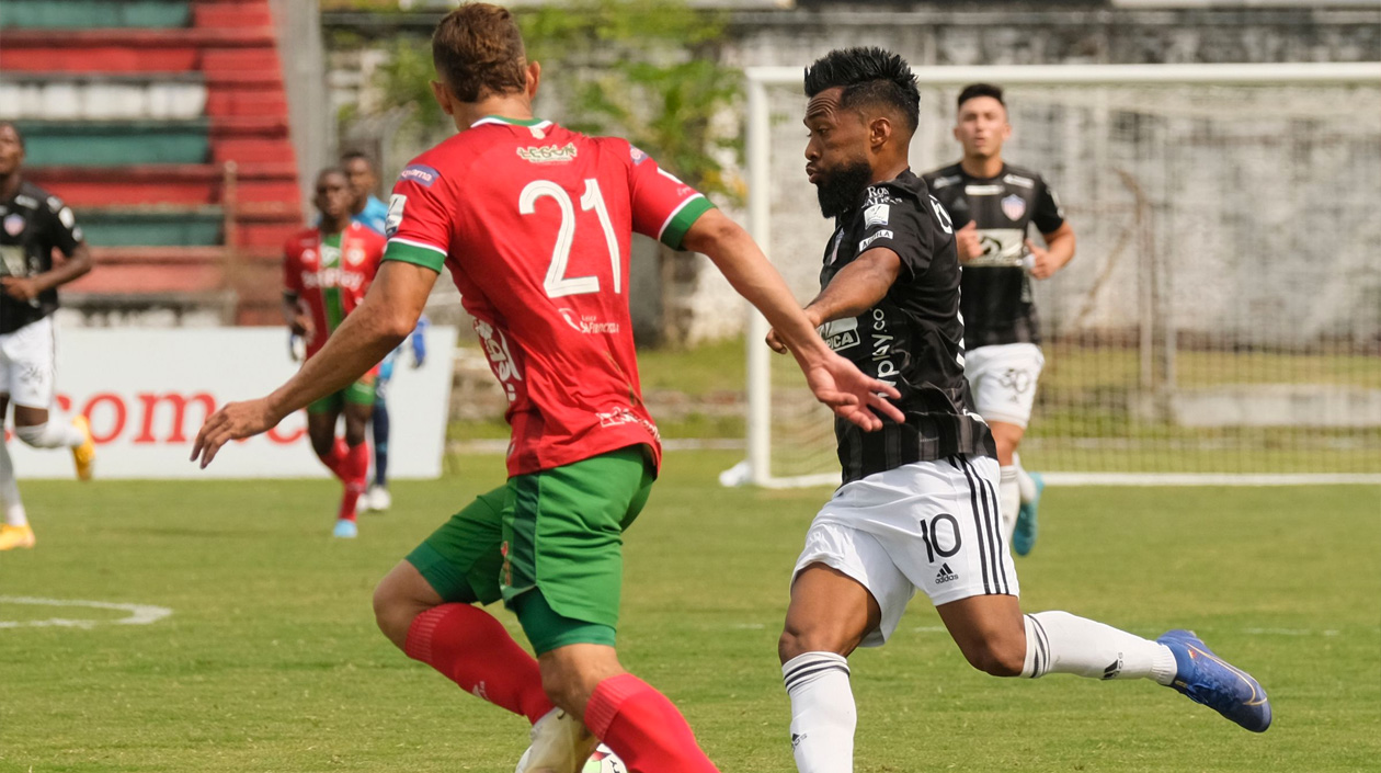 'Cariaco' González eludiendo la marca de Jhonatan Pérez.