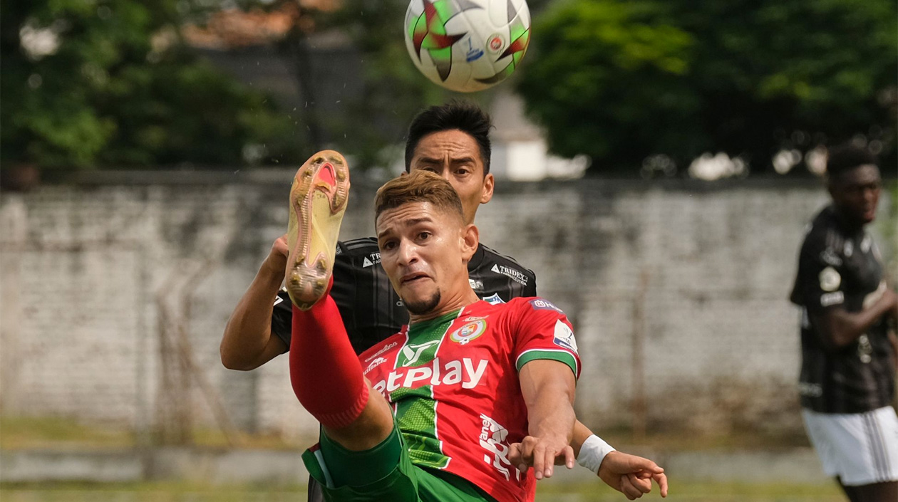 Jhonatan Pérez controlando la llegada de Fabián Sambueza.