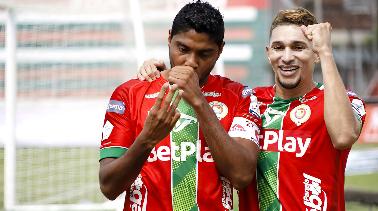Luis Carlos Ruiz con Jhonatan Pérez.