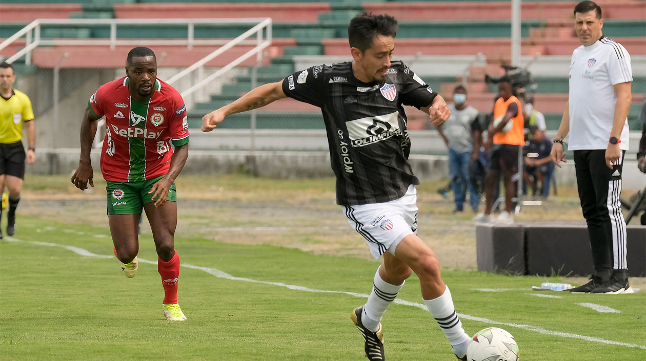 Fabián Sambueza eludiendo marcas.
