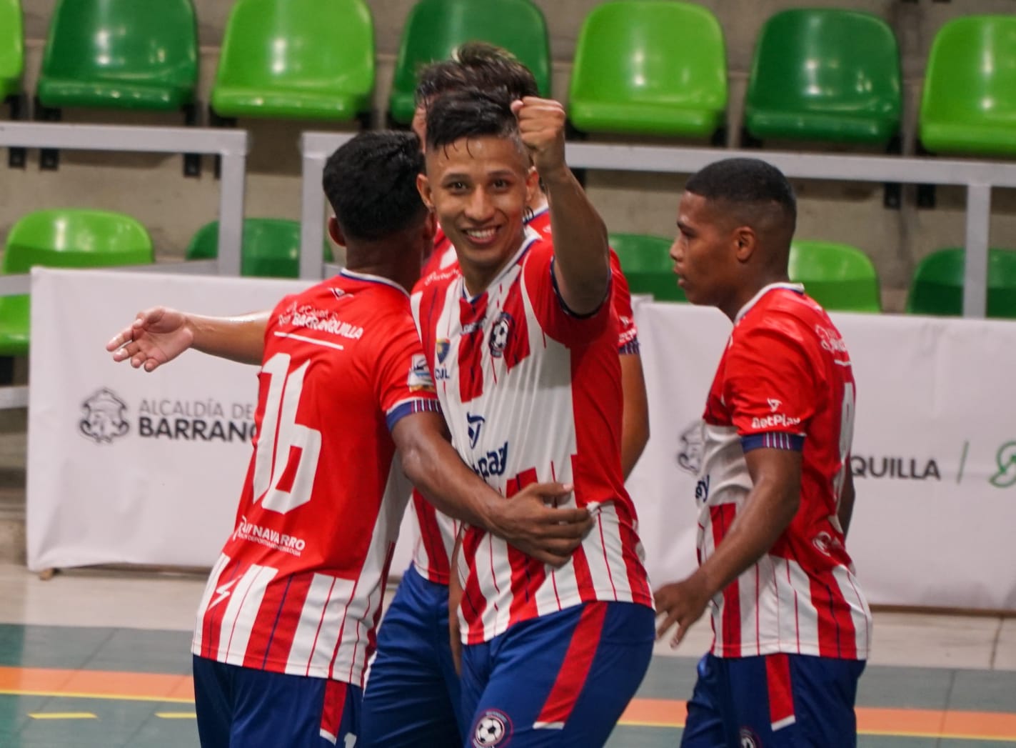 Jugadores del Independiente celebran un tanto. 