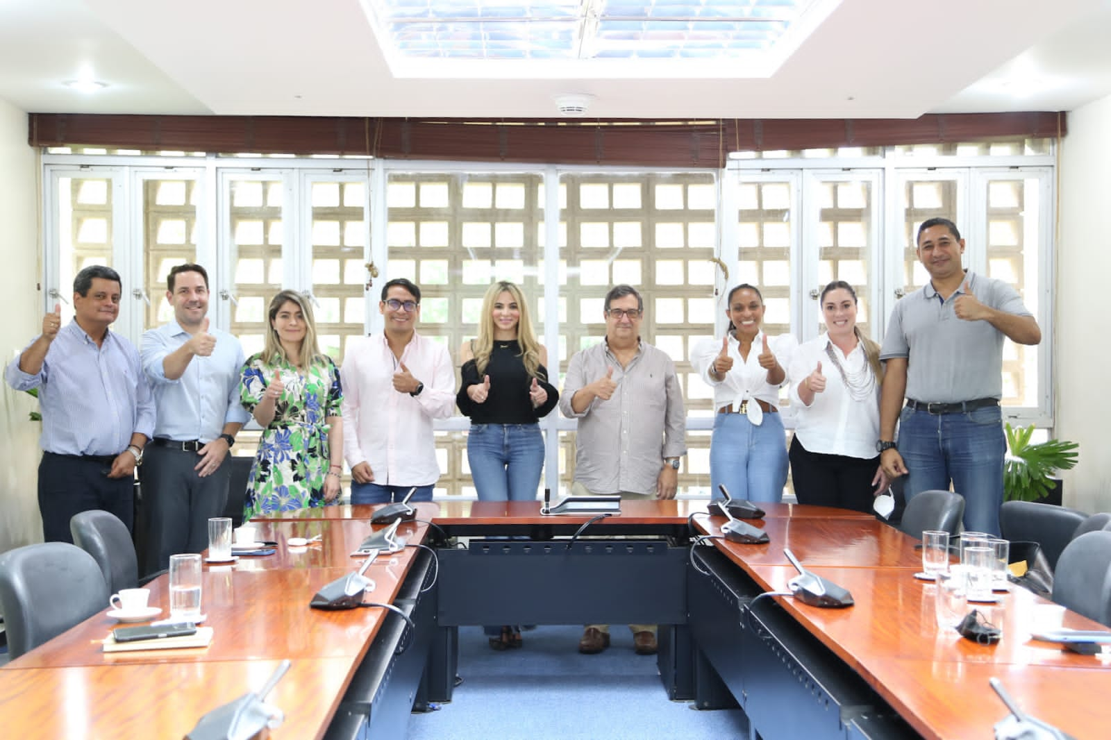 La directora general del IGAC, Ana María Aljure, con representantes de Uninorte.