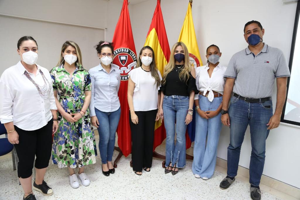 La directora general del IGAC, Ana María Aljure, con representantes de Unilibre.