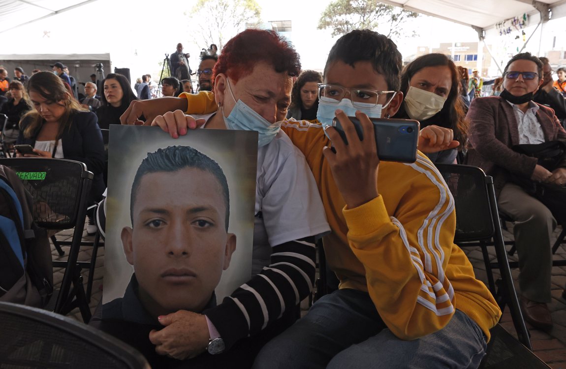 Víctimas e integrantes del colectivo Madres de los Falsos Positivos de Colombia (Mafapo) participan en la audiencia celebrada por la Comisión de la Verdad sobre las ejecuciones extraoficiales de civiles hoy, en Soacha (Colombia). 
