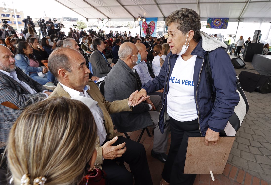El general retirado Paulino Coronado (d), abraza a Blanca Nubia Monroy, parte del colectivo Madres de los Falsos Positivos de Colombia (Mafapo), durante la audiencia celebrada por la Comisión de la Verdad sobre las ejecuciones extraoficiales de civiles hoy, en Soacha.