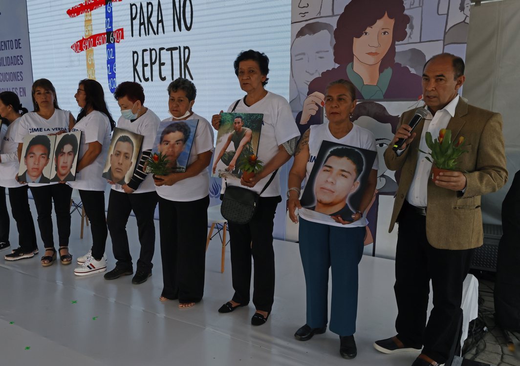 - El general retirado Paulino Coronado (d), junto a integrantes del colectivo Madres de los Falsos Positivos de Colombia (Mafapo), participa en la audiencia celebrada por la Comisión de la Verdad sobre las ejecuciones extraoficiales de civiles hoy, en Soacha.