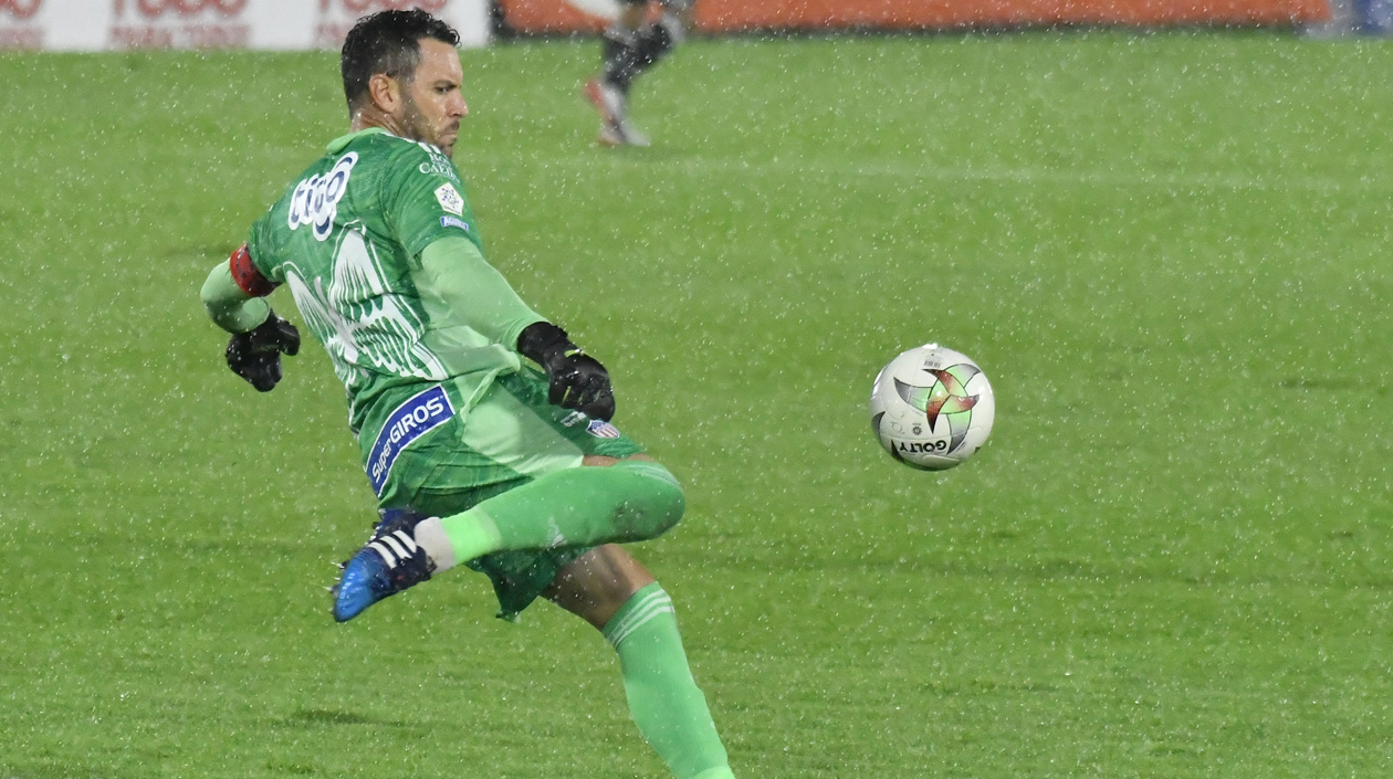 Sebastián Viera despejando una jugada de peligro.