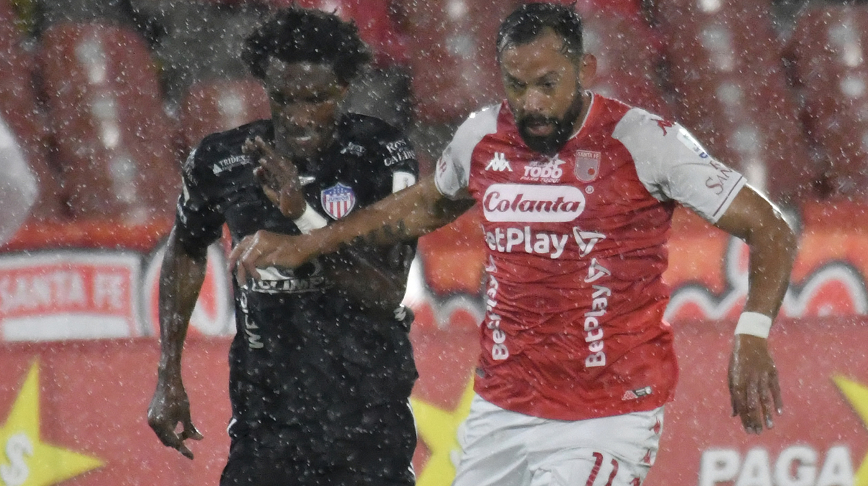 Didier Moreno disputando el balón con Matías Mier.