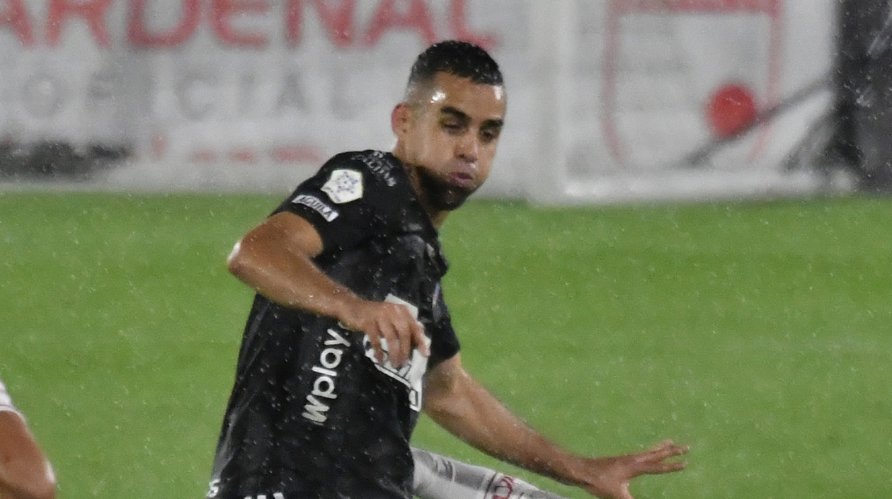 Daniel Giraldo en acción del partido.