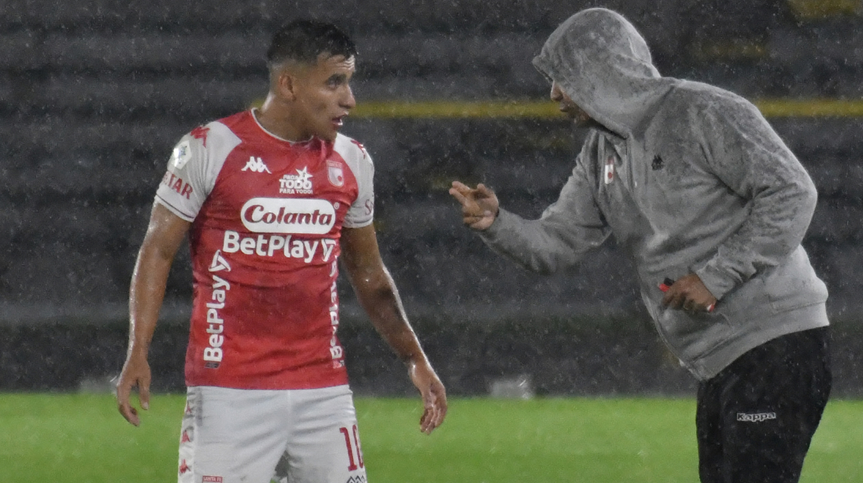El cuerpo técnico instruyendo a los santafereños.