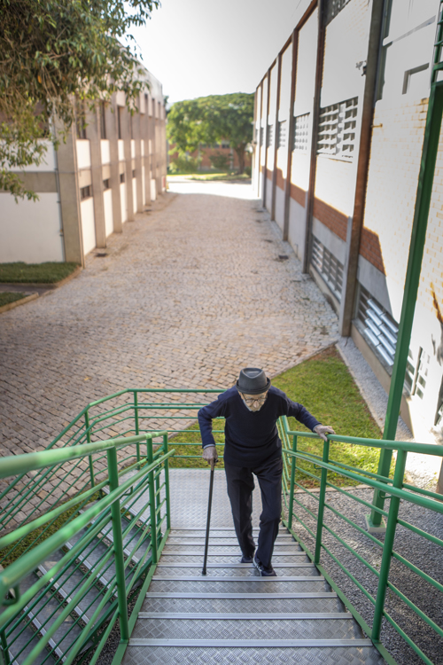 Walter Orthmann, de 100 años, ingresa a la sede de la empresa RenauxView, el 12 de mayo de 2022 en Brusque, estado de Santa Catarina (Brasil).