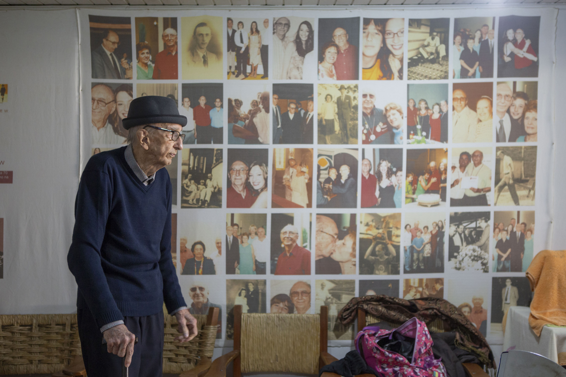 Orthmann tenía sólo 15Walter Orthmann, de 100 años, en su casa en Brusque, estado de Santa Catarina (Brasil). años cuando empezó a trabajar como ayudante de envíos en Industrias Renaux S.A, una empresa textil del estado de Santa Catarina, ahora conocida como RenauxView.