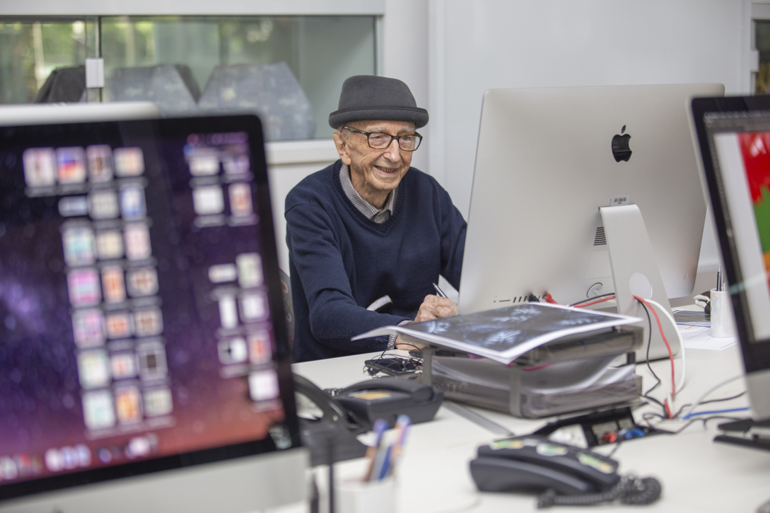  Walter Orthmann, de 100 años, trabaja en la sede de la empresa RenauxView,