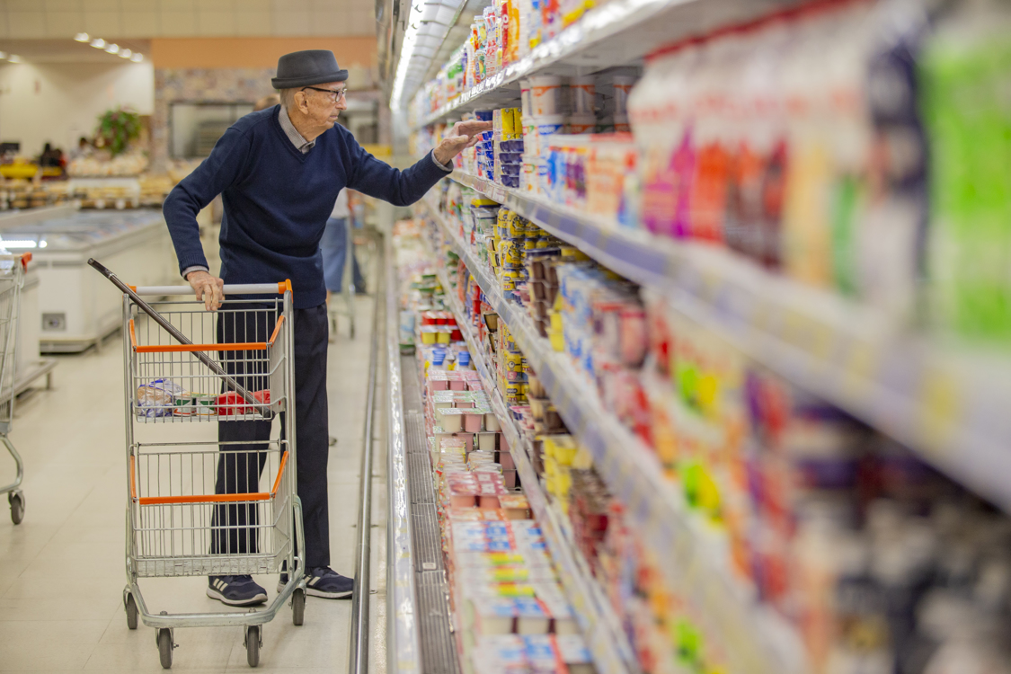  Walter Orthmann, de 100 años, hace compras en un supermercado en Brusque, estado de Santa Catarina (Brasil).
