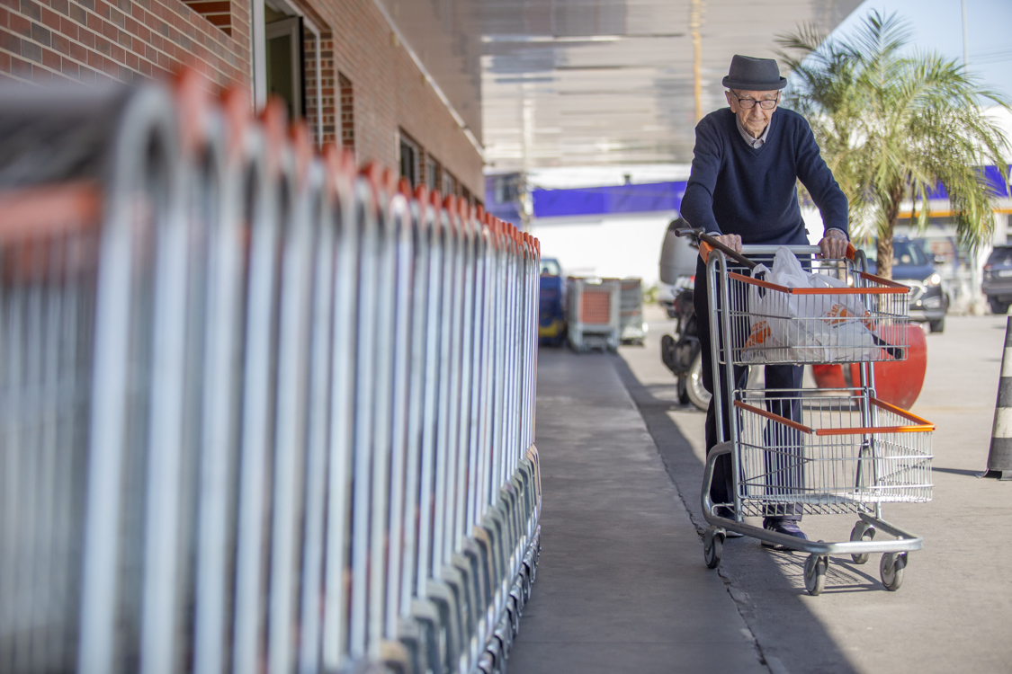  Walter Orthmann, de 100 años, hace compras en un supermercado en Brusque, estado de Santa Catarina (Brasil).