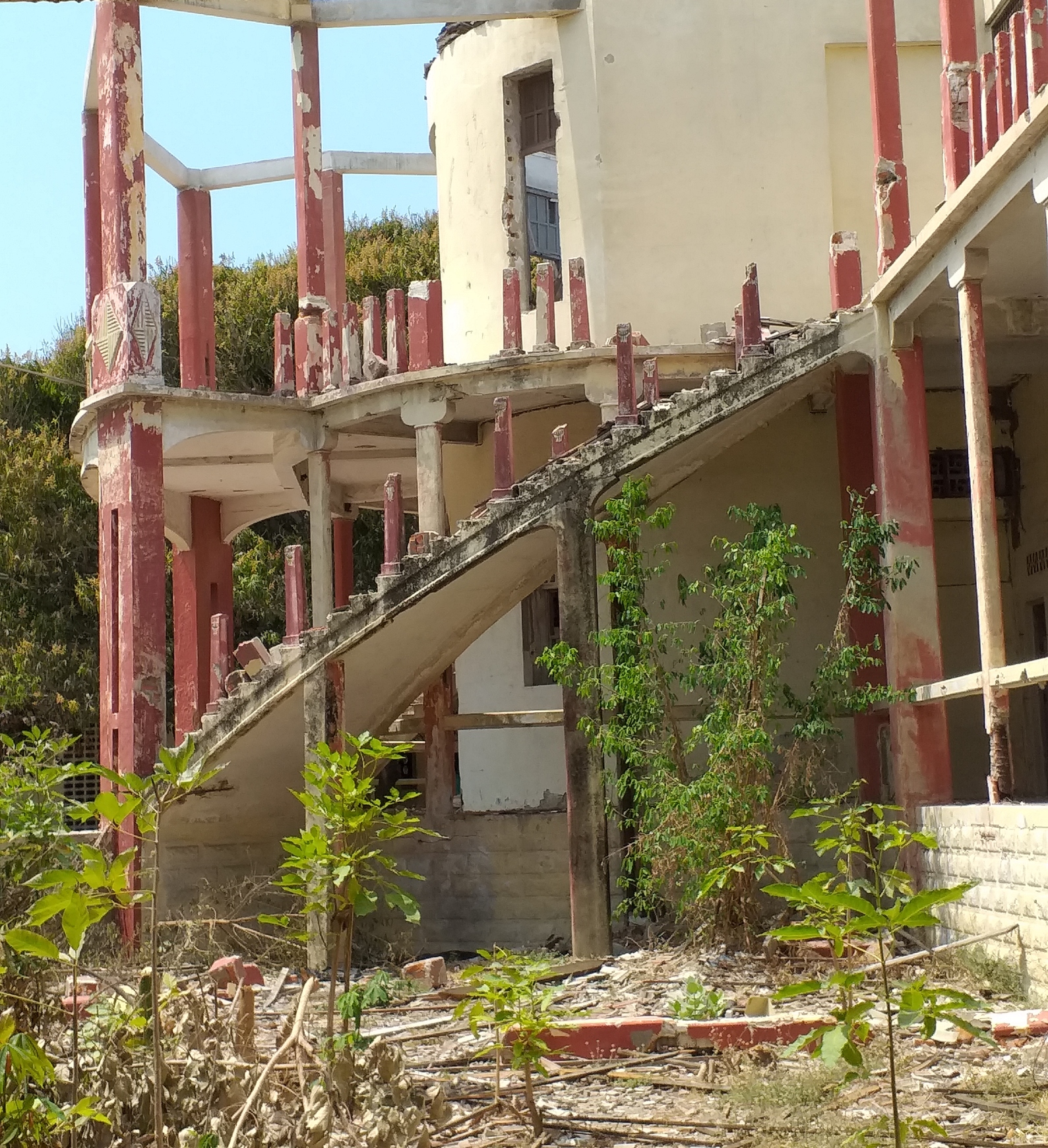 Escaleras y muros en el interior del Codeba, destruidos por acción de bandoleros, mientras la maleza crece aceleradamente.