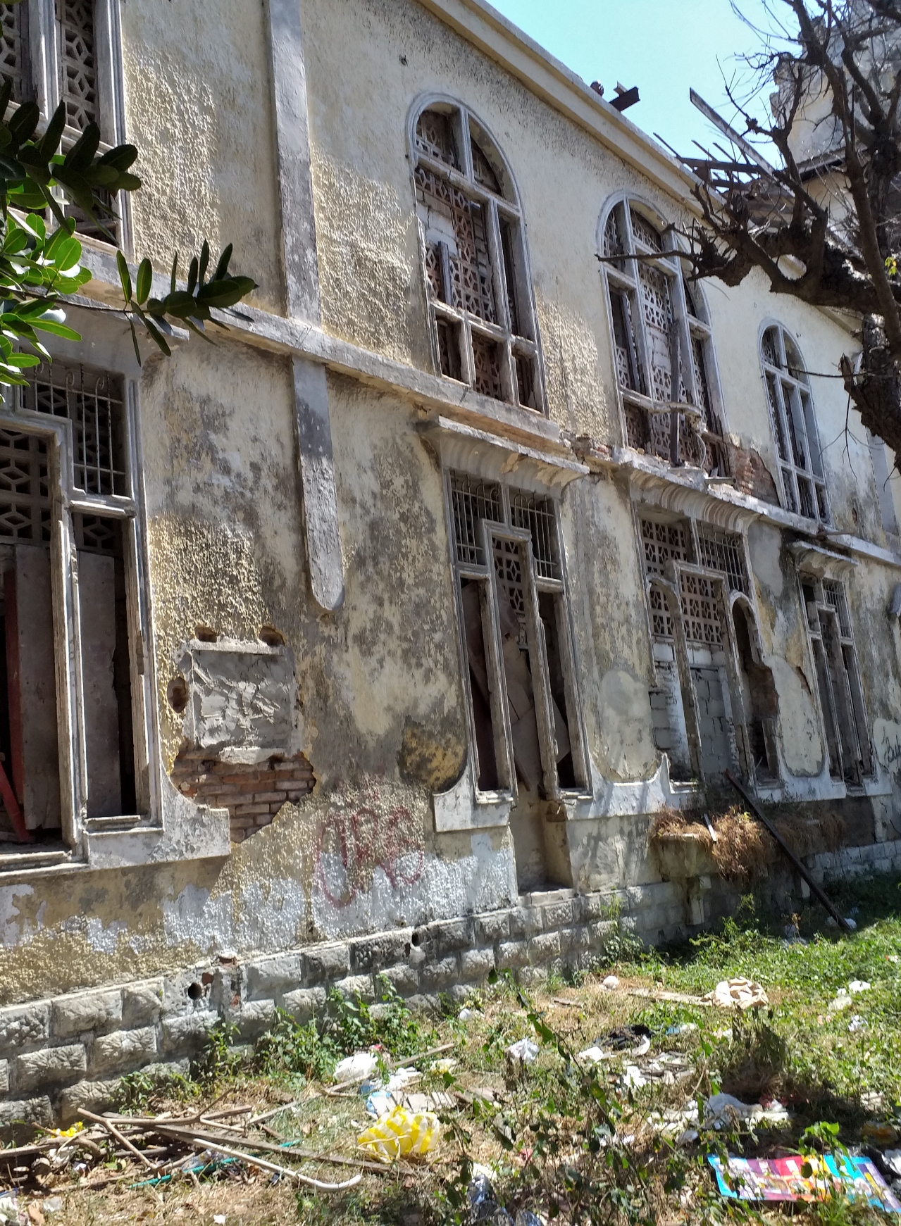 Sector occidental de la calle 51, Paredes corroídas y ventanas destruidas.