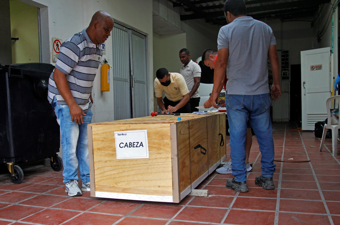 Fotografía cedida por el diario El Universal que muestra los preparativos del cuerpo del Fiscal Especializado contra el Crimen Organizado, Marcelo Pecci, antes de su traslado a Paraguay hoy, en Cartagena.