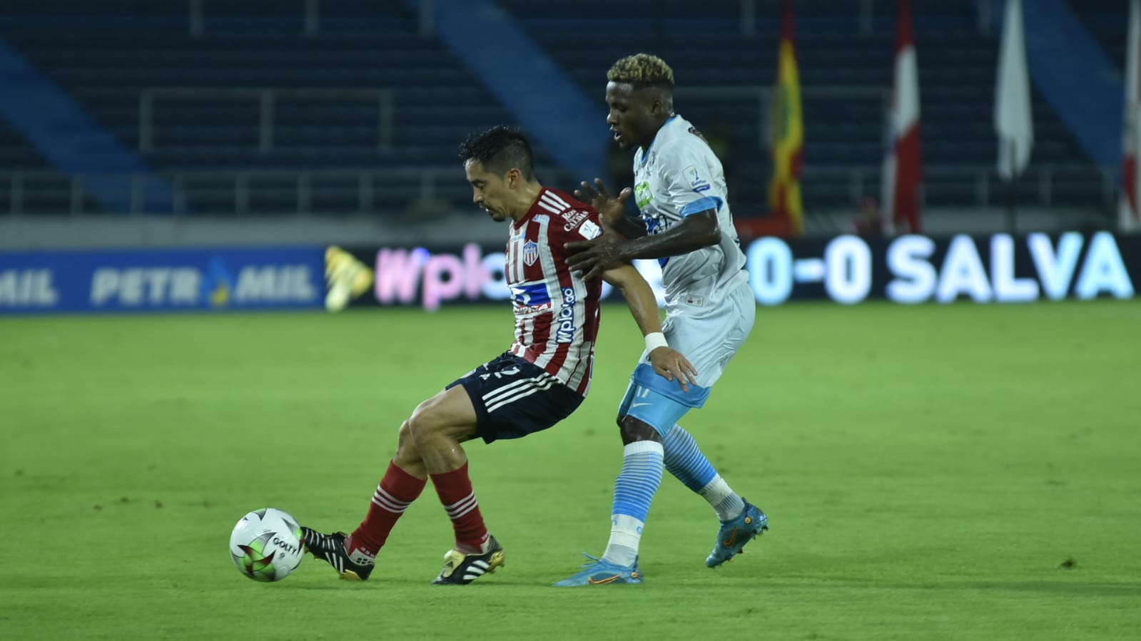 Fabián Sambueza dominando el balón.